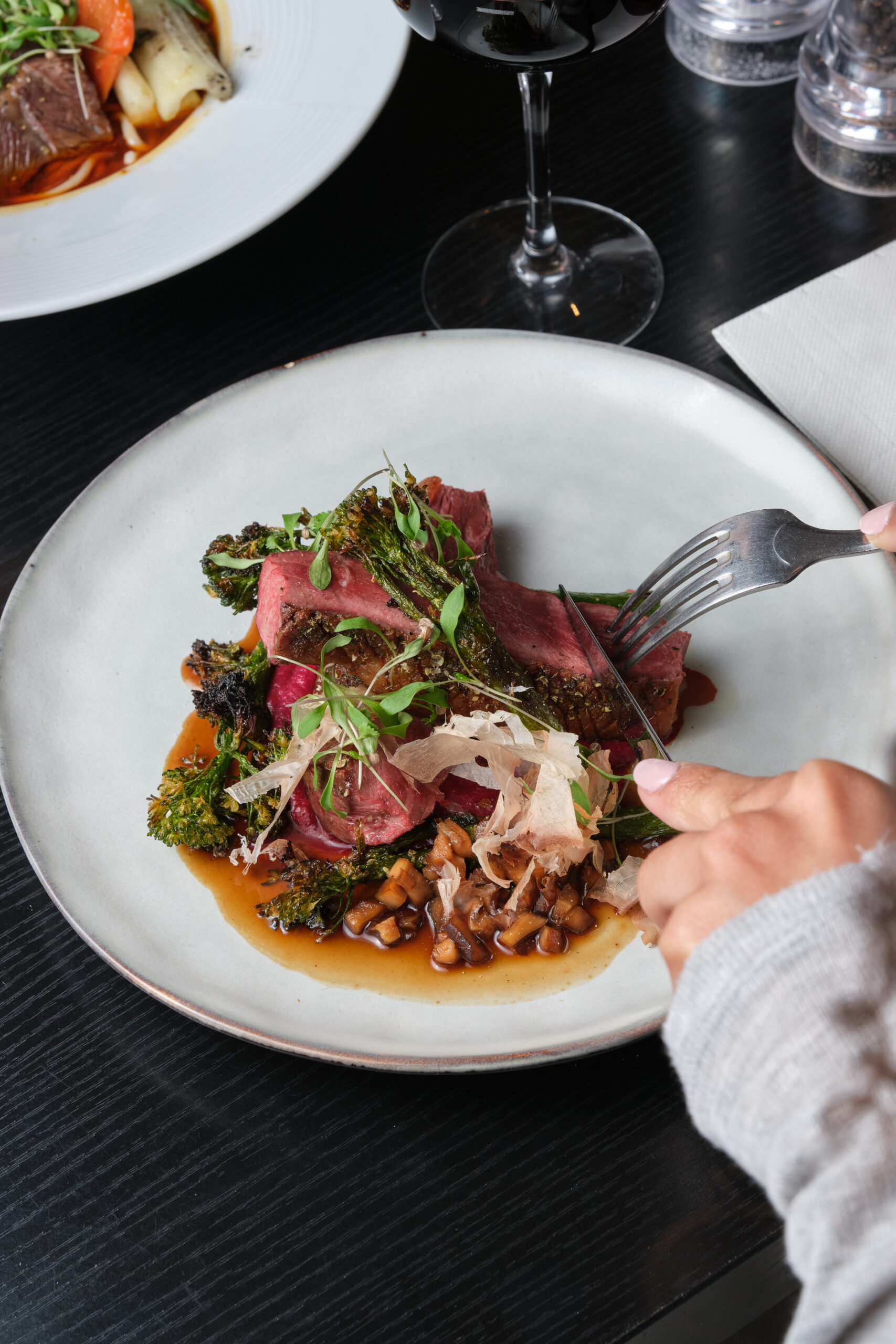 plat à base de canard du restaurant suresnes